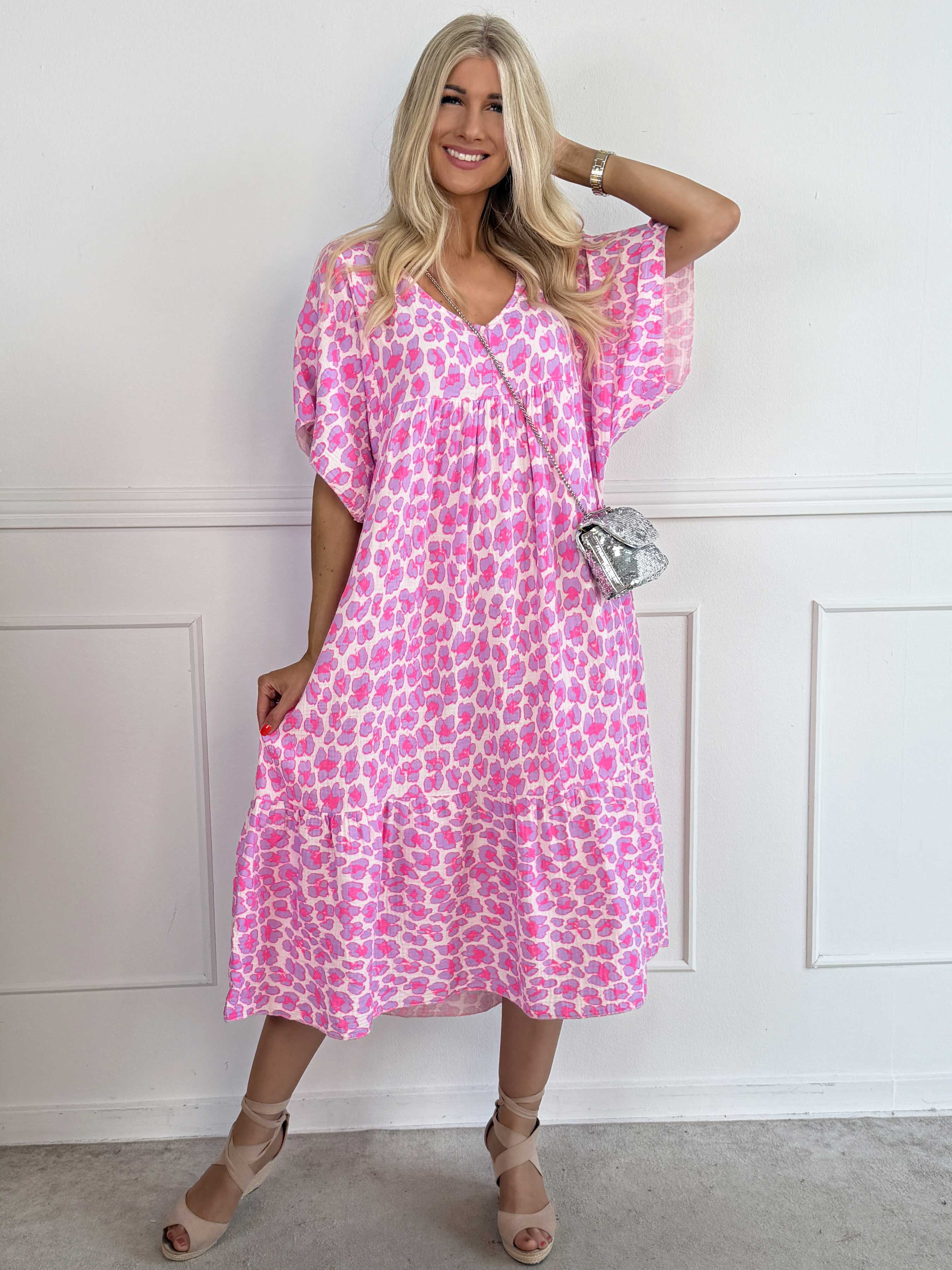 Ciara - Bomuldskjole i leopardprint med flæsekant forneden